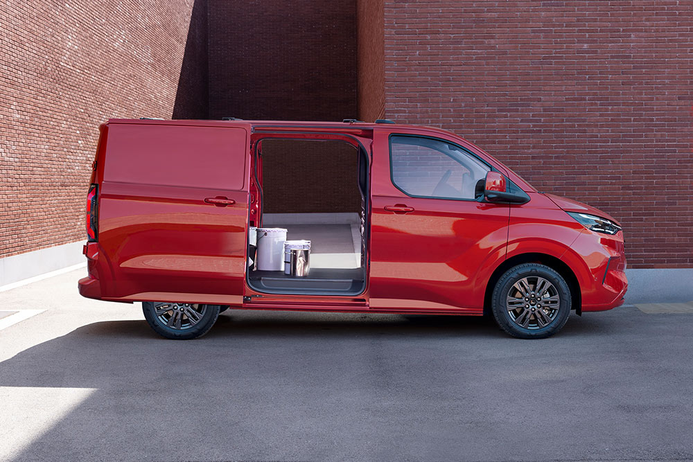 Furgão Ford Transit Custom vermelho com portas abertas, a mostrar o interior.