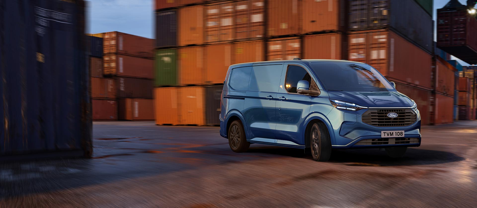 Furgão Ford Transit Custom Plug-in Hybrid azul a circular num estaleiro.