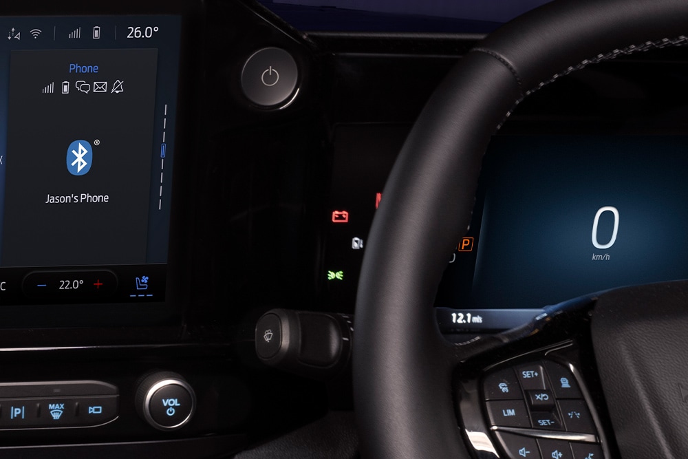 Grande plano do botão de arranque numa Ford E-Transit Custom.