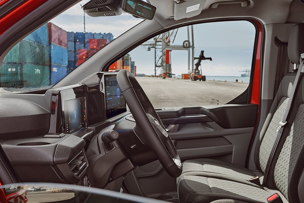 Interior de um furgão Ford Transit Custom vermelho.