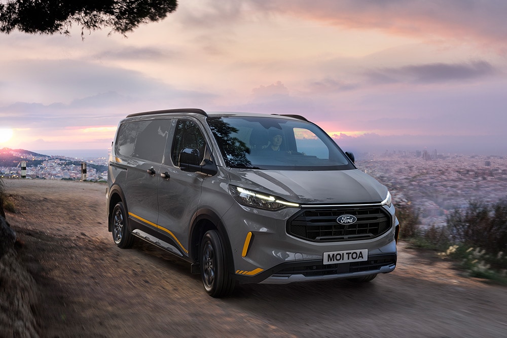 Furgão Ford Transit Custom Trail cinzento com detalhes em amarelo.