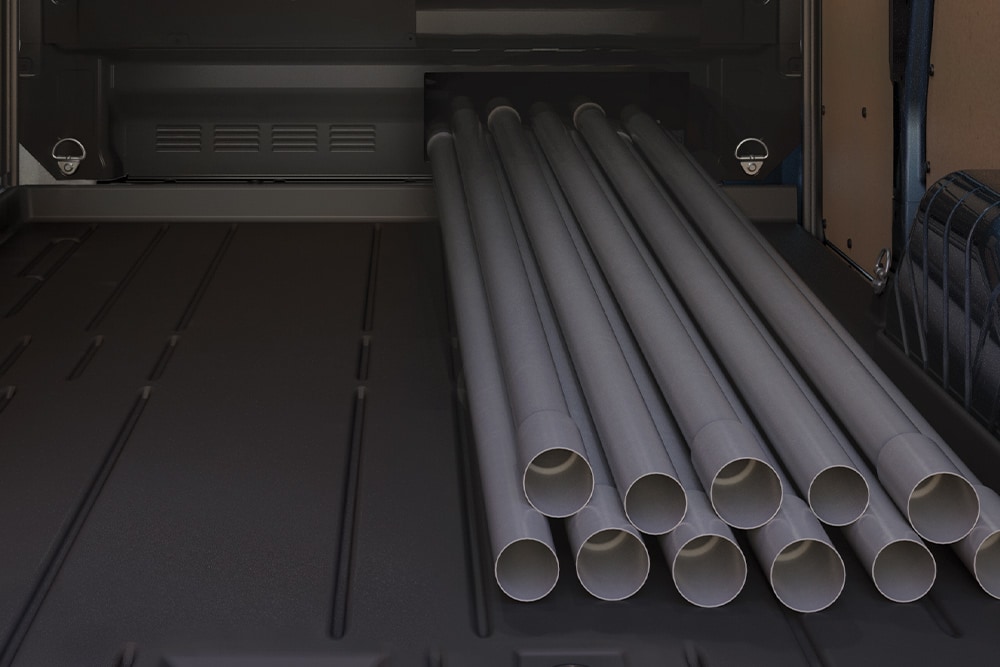 Tubos carregados para o interior de um furgão Ford Transit Custom.