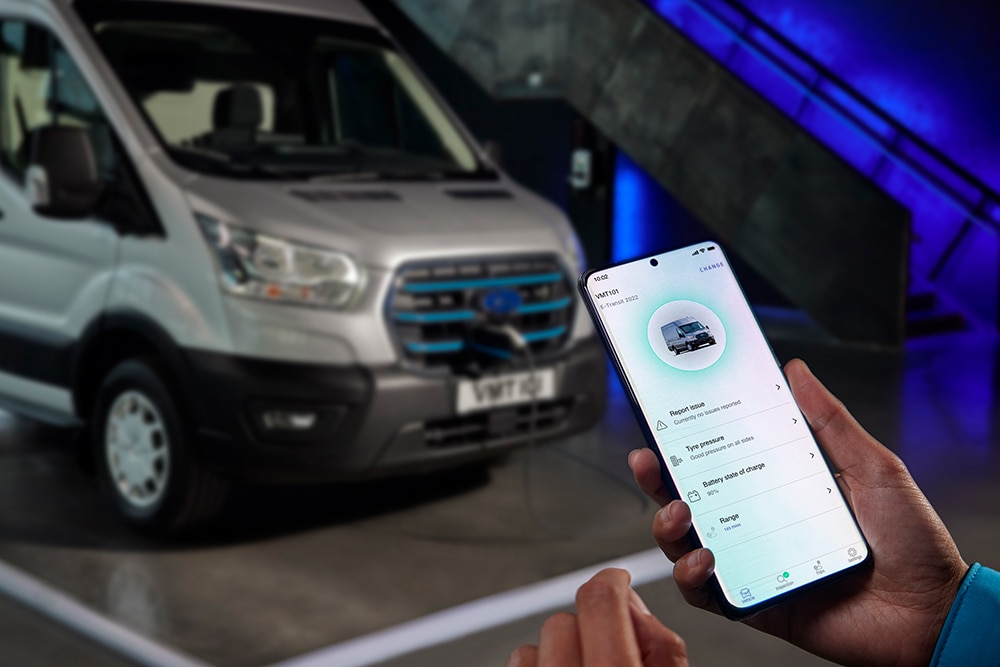 Pessoa segurando um telemóvel que exibe dados do veículo Ford Pro