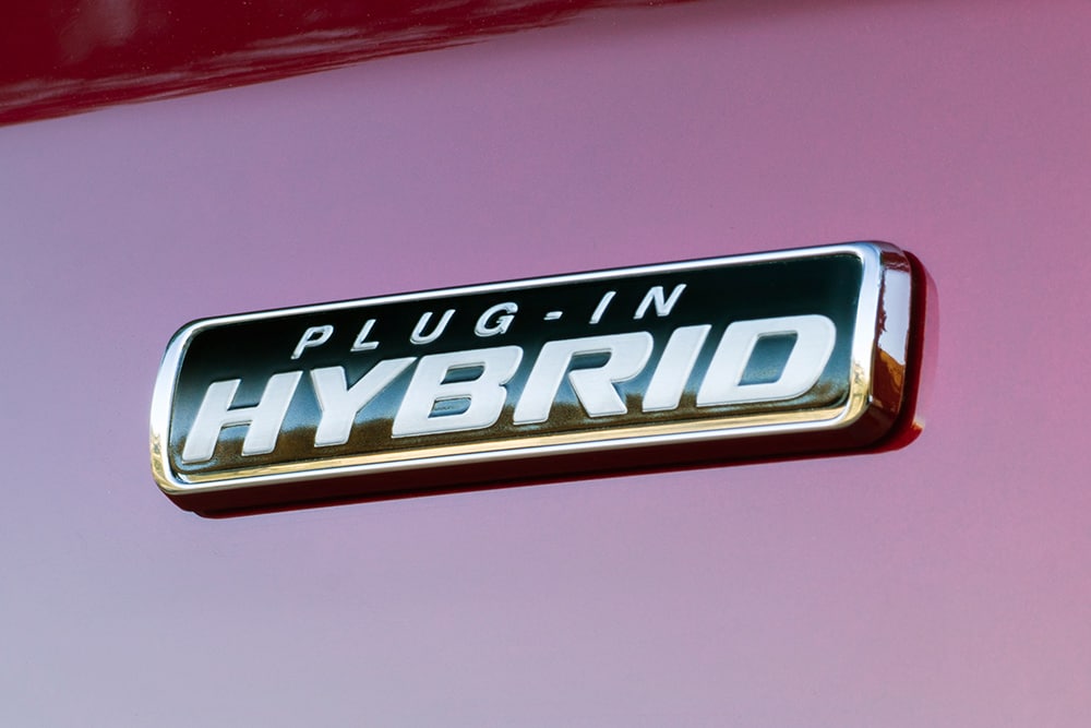 Emblema "Plug-in Hybrid" num Ford Transit Custom vermelho.