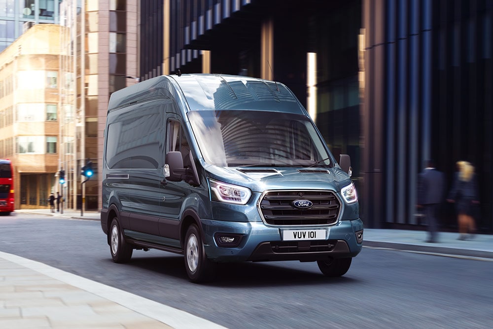 Carrinha Ford Transit a circular na cidade.