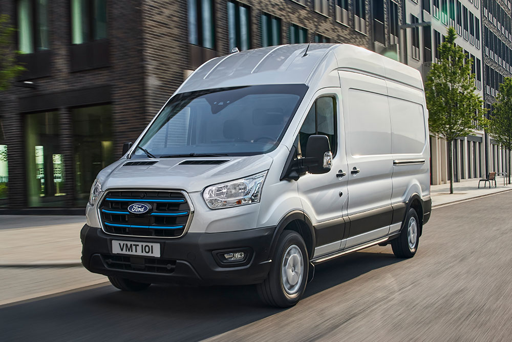 Van Ford Transit City® L1H1 branco a circular numa rua urbana.