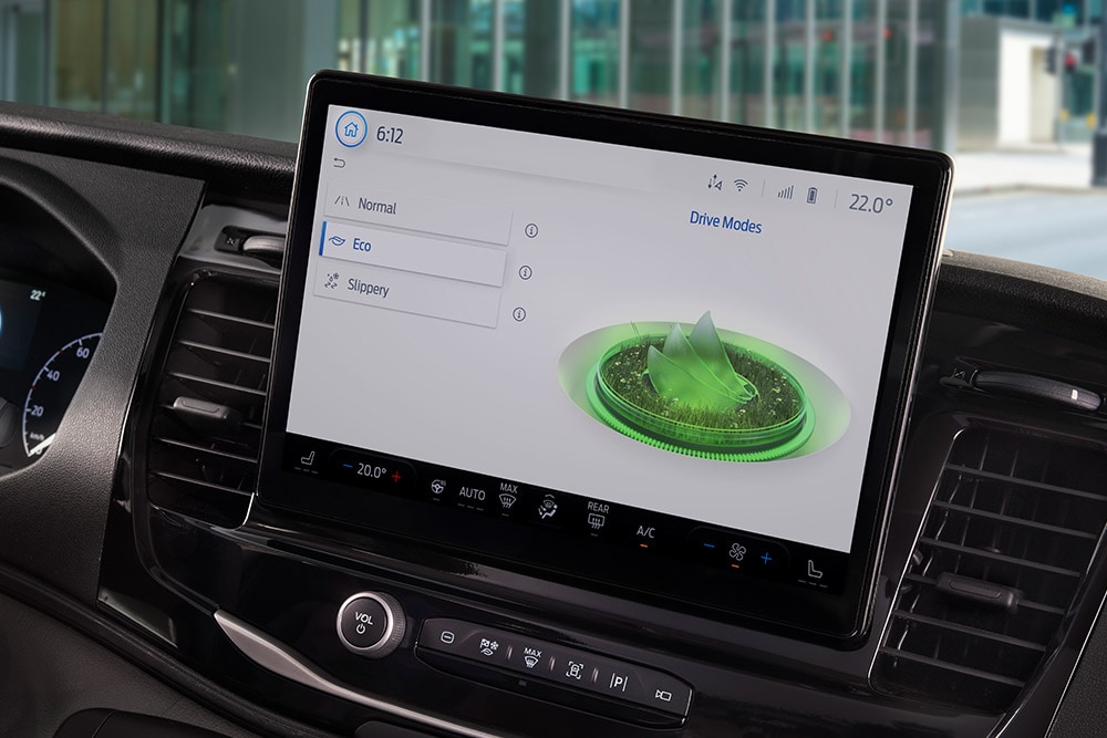 Painel de instrumentos de um furgão elétrico Ford E-Transit com ecrã tátil que apresenta os modos de condução.