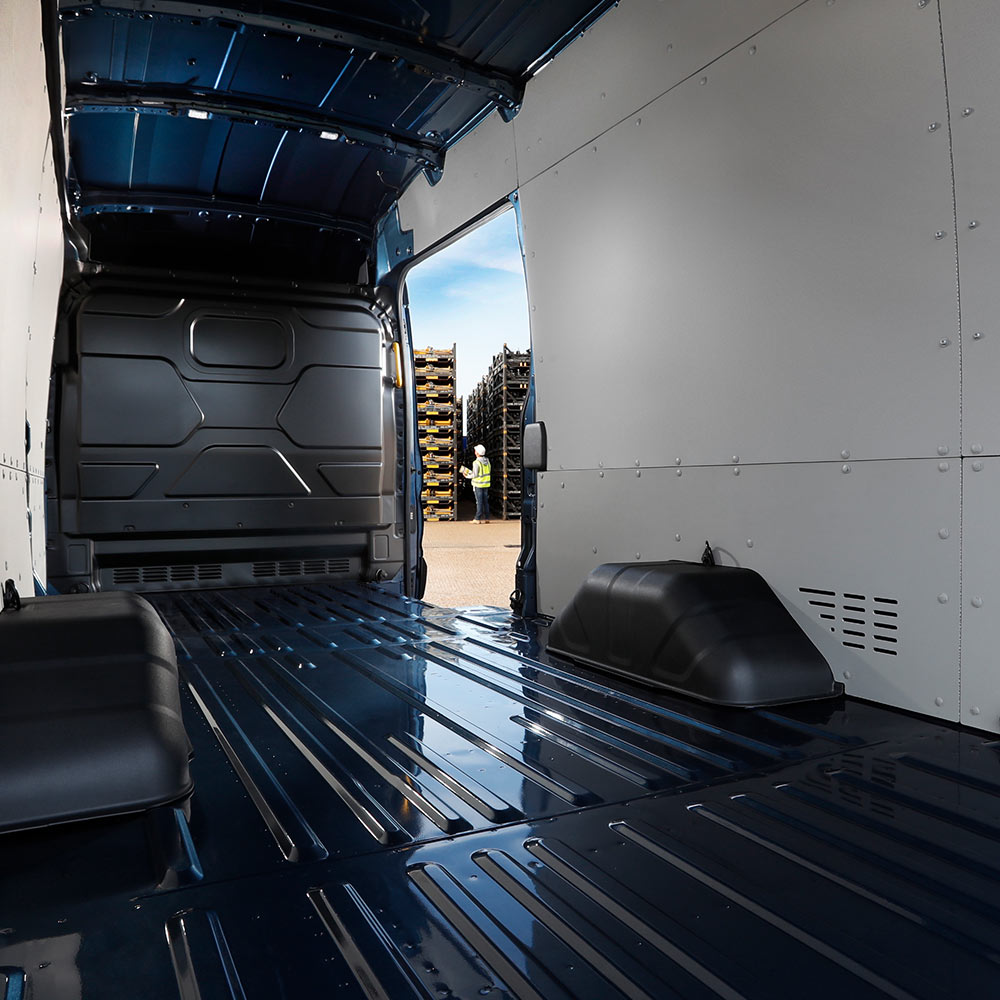 Interior de um furgão elétrico Ford E-Transit  com um espaço de carga vazio.