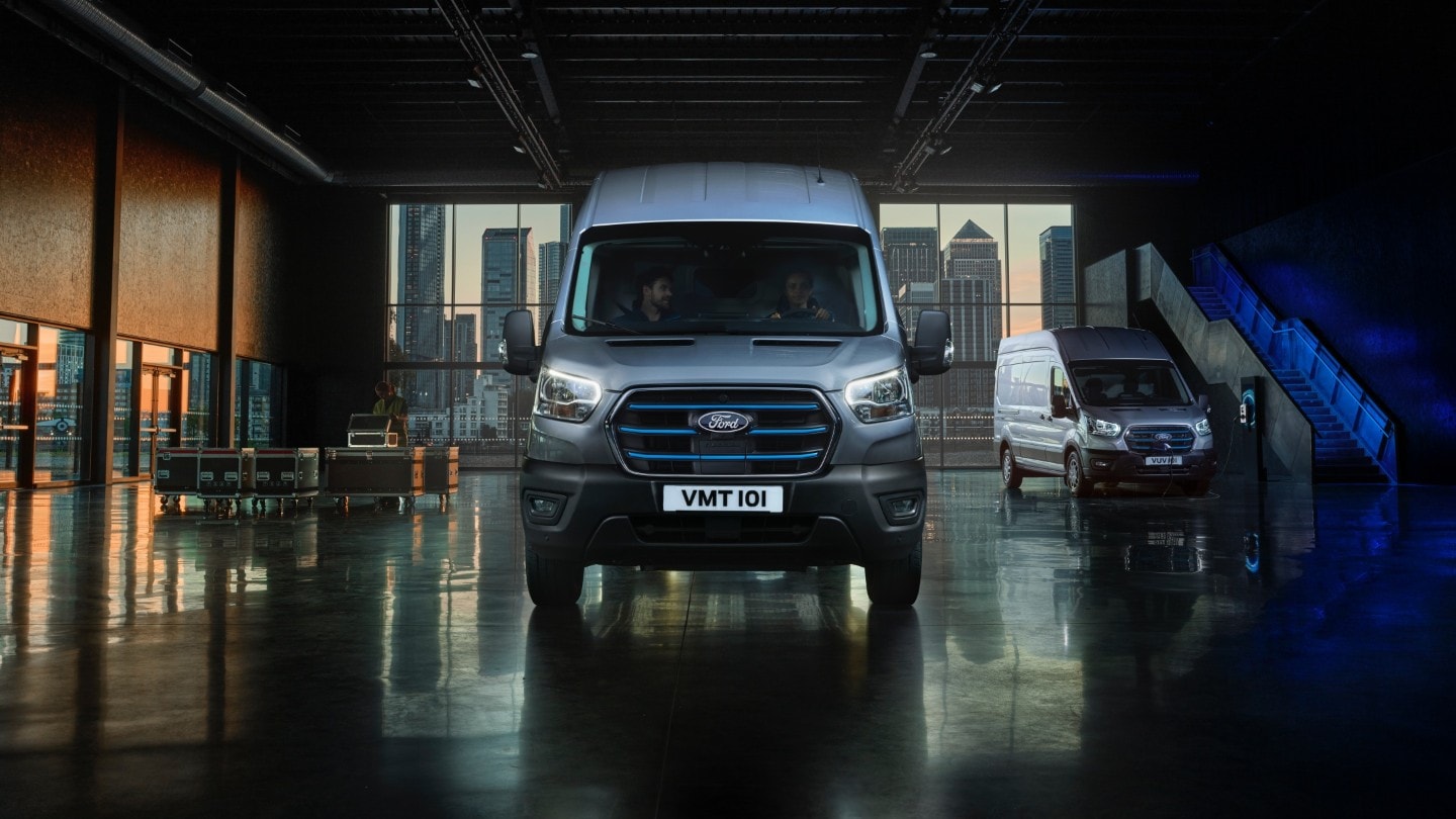 Vista frontal da Ford E-Transit