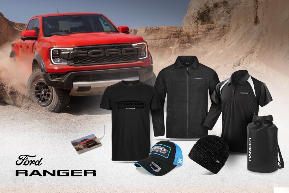 Coleção Ford Ranger com camiseta preta, jaqueta, camisa polo, boné, gorro e mochila impermeável, e uma Ranger vermelha ao fundo.