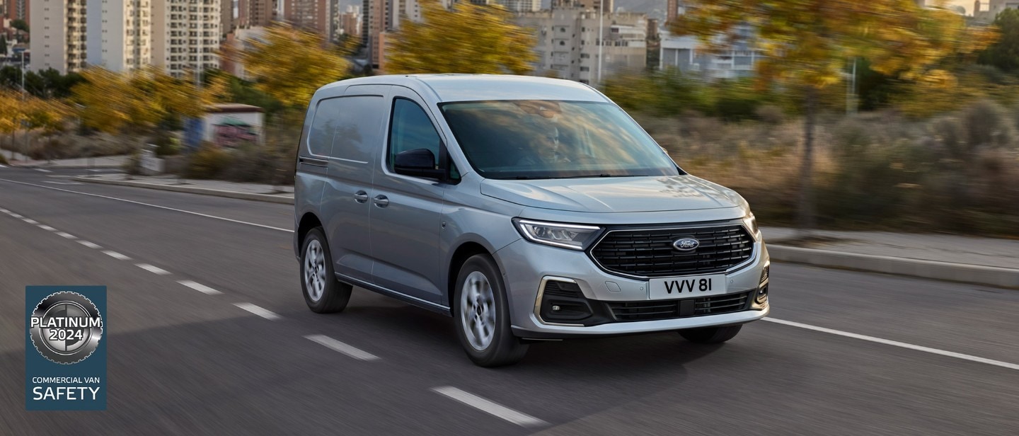 A nova Ford Transit Connect em Stardust Silver percorre uma estrada.
