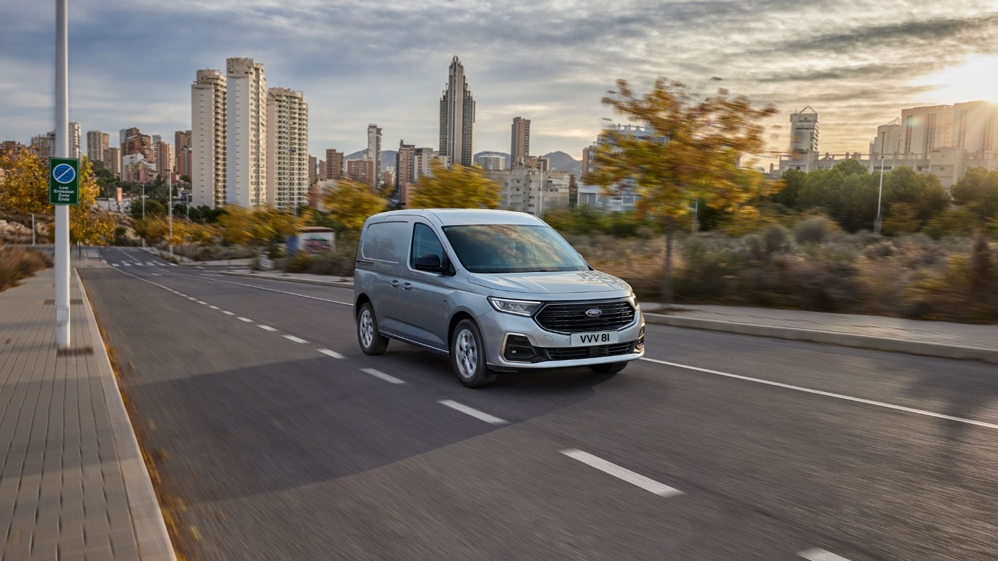 A nova Ford Transit Connect em Stardust Silver percorre uma estrada.