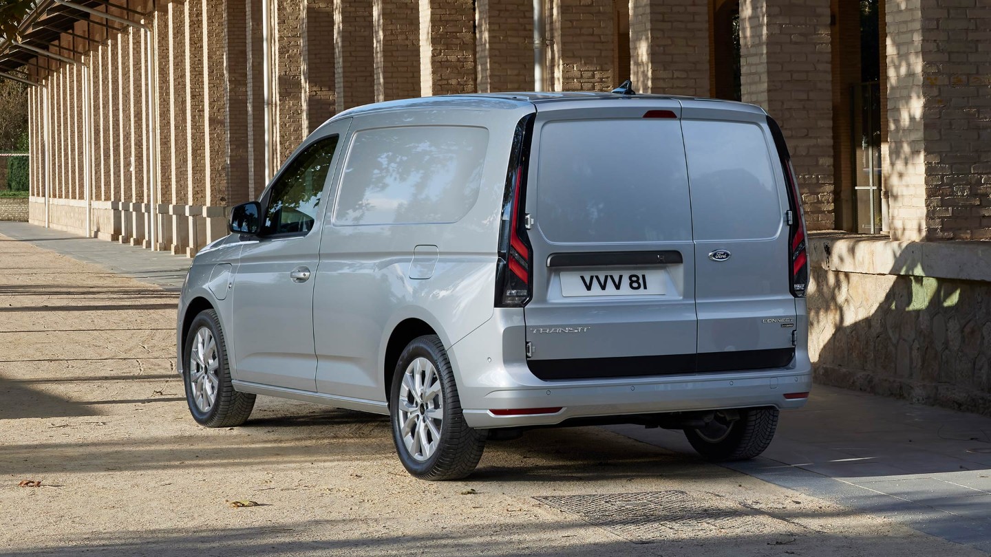 Vista traseira da nova Ford Transit Connect em Stardust Silver.