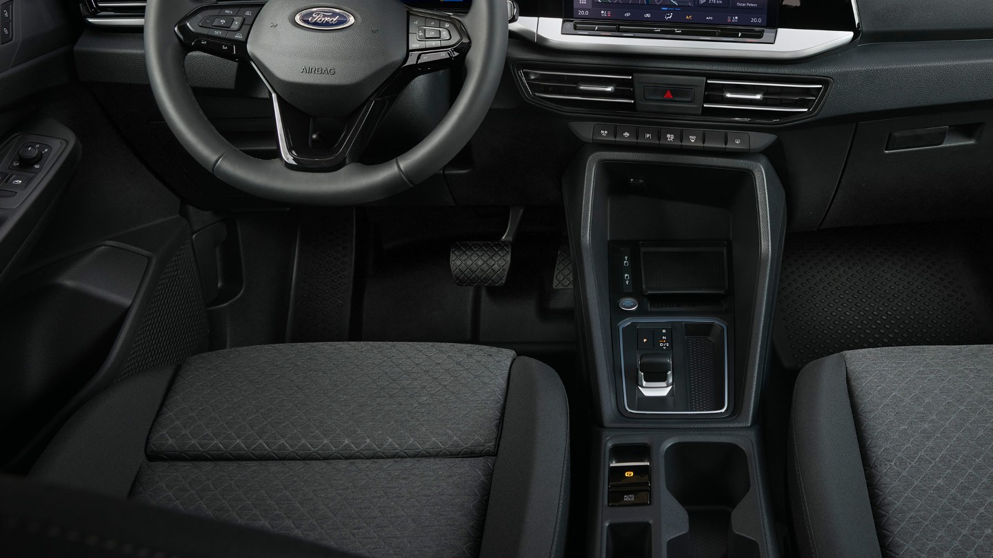 Pedais e consola central da nova Ford Transit Connect.
