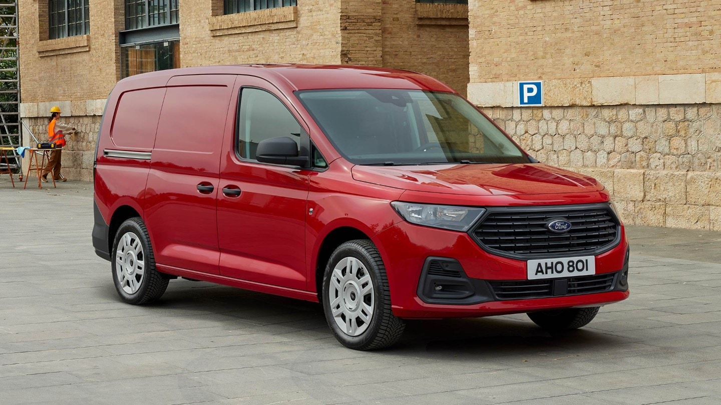 A nova Ford Transit Connect Trend em Maple Red mostrando a grelha dianteira e os faróis automáticos.