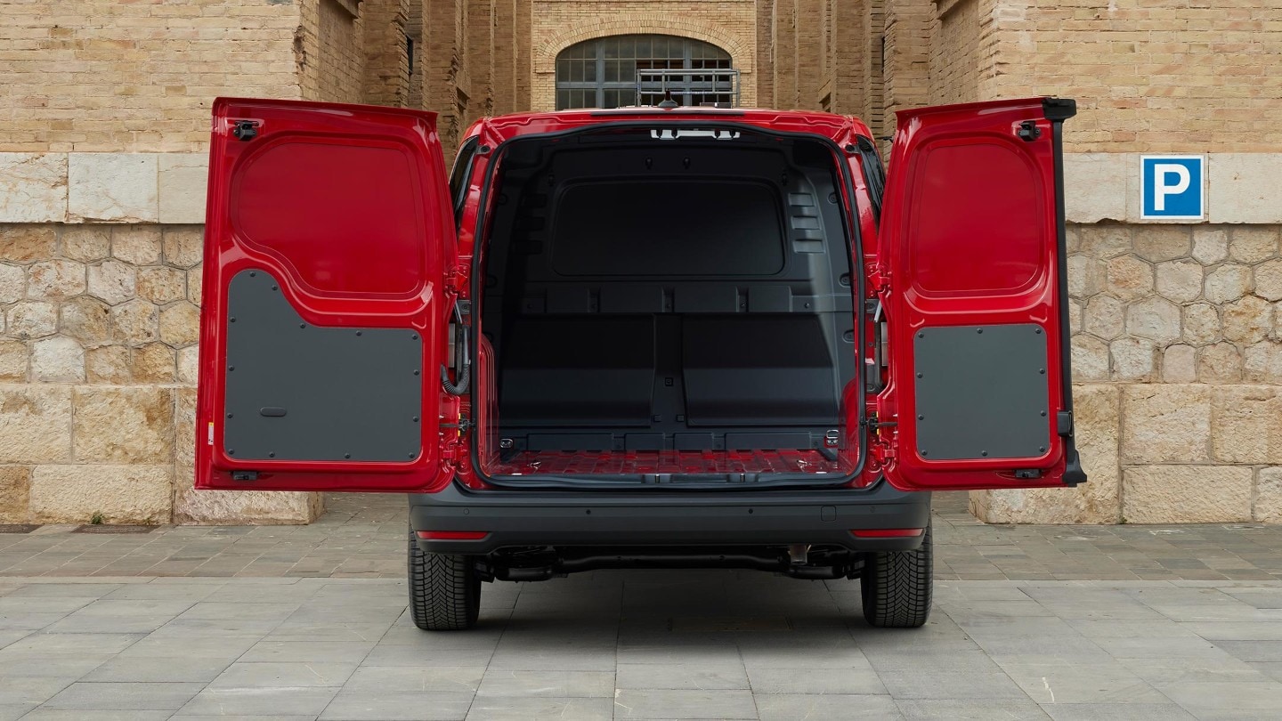 As portas abertas mostram a divisória da nova Ford Transit Connect em Maple Red.
