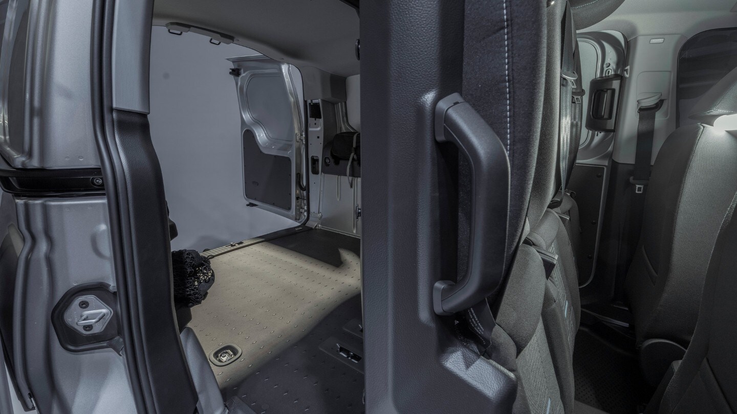 Espaço de carga da nova Ford Transit Connect com o FlexCab™ definido para uma fila de bancos.