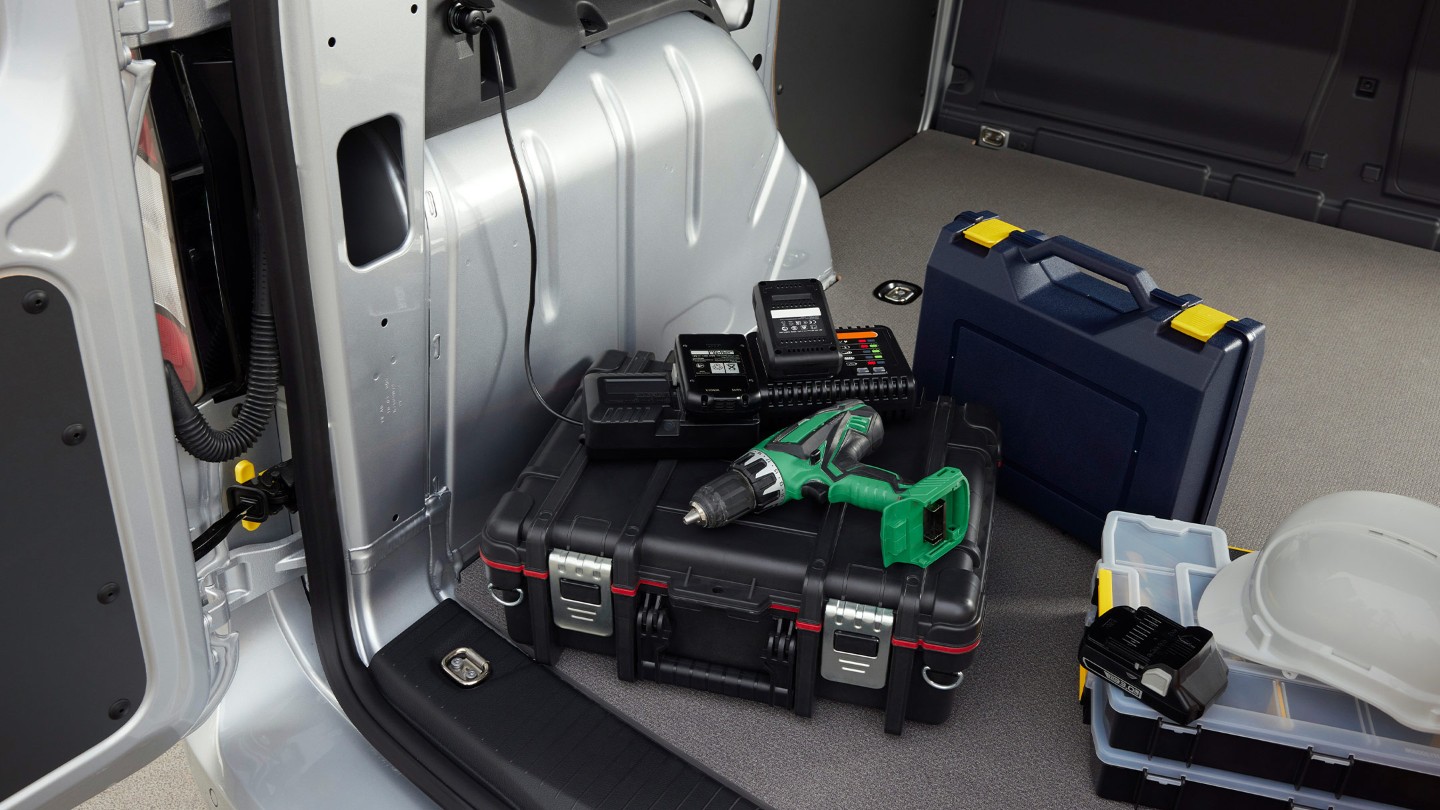 Um berbequim elétrico ligado a uma tomada de 12 V no compartimento de carga da nova Ford Transit Connect.