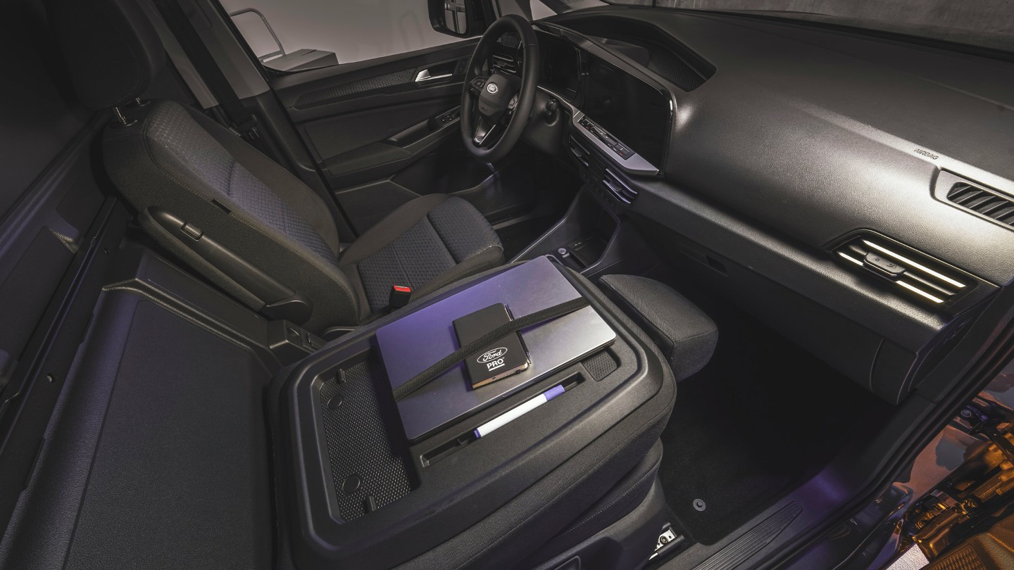 Um portátil e um notebook Ford Pro na mesa da superfície de trabalho da nova Ford Transit Connect.