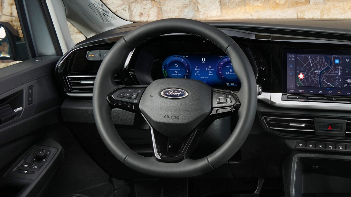 Vista do condutor da nova Ford Transit Connect, com volante aquecido, painel de instrumentos digital e ecrã tátil de 10". 