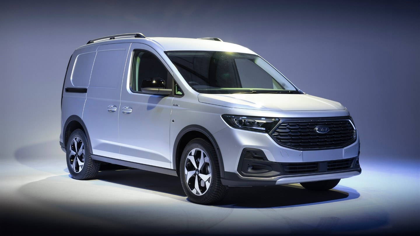 A nova Ford Transit Connect Active em Stardust Silver, mostrando o para-choques de estilo Active com placa antiderrapante e faróis LED.