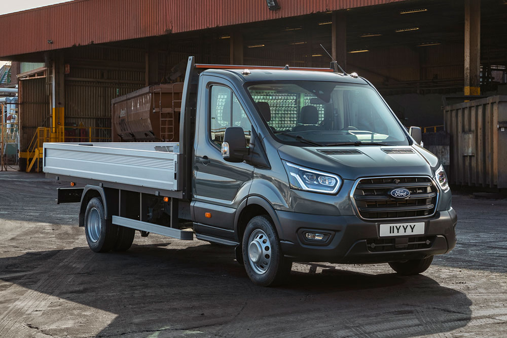 Ford Transit Chassis Cabina estacionada num parque industrial. 
