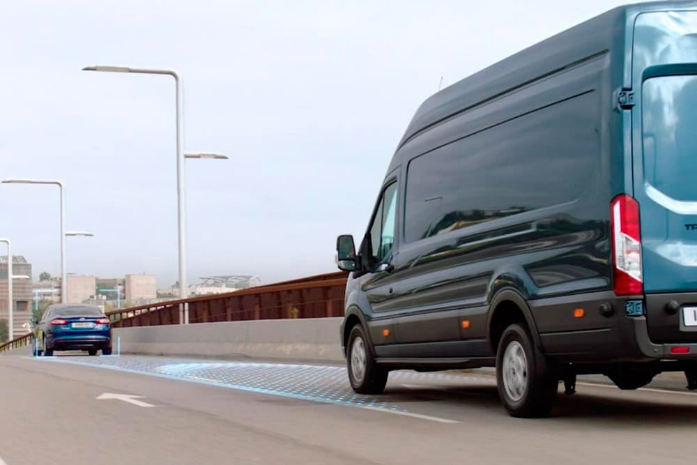 Carrinha Ford Transit azul com linhas azuis na estrada a indicar a utilização dos Sistemas Avançados de Assistência ao Condutor.