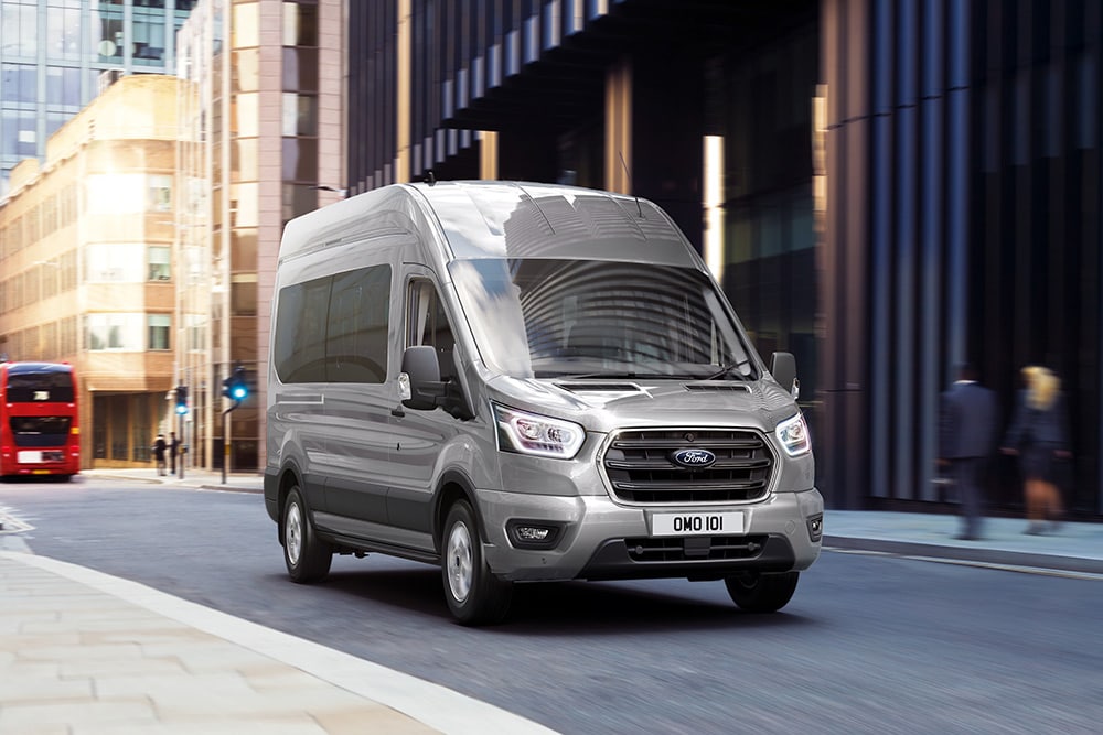 Carrinha Ford Transit a circular na cidade.