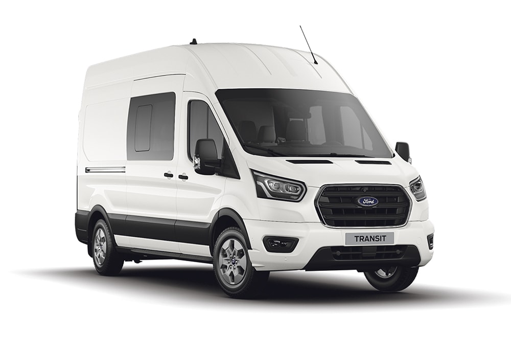 Carrinha Ford Transit Kombi branca.