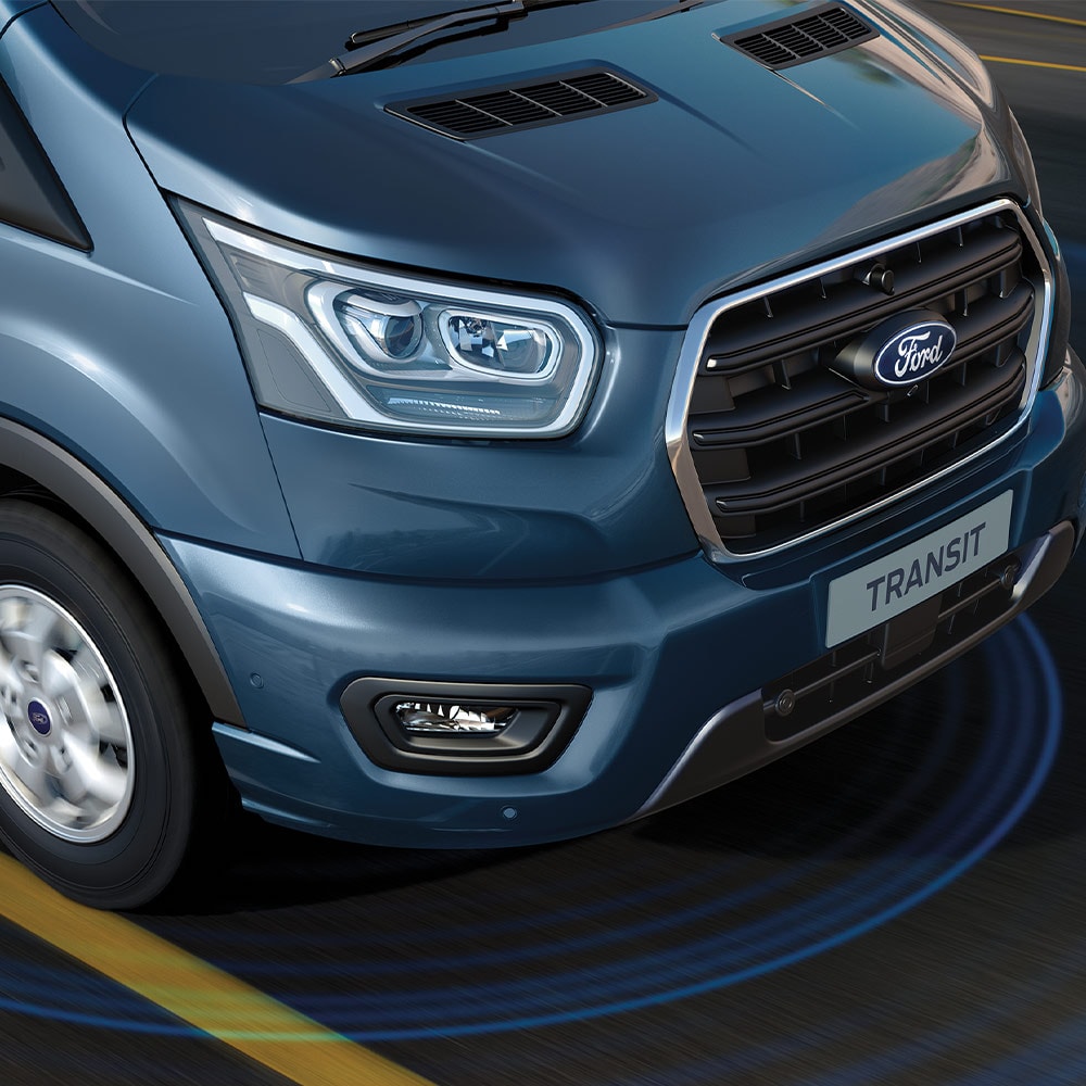 Carrinha Ford Transit azul com linhas azuis na estrada a indicar a utilização dos Sistemas Avançados de Assistência ao Condutor.