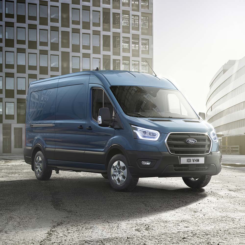 Carrinha Ford Transit azul, vista da parte dianteira.