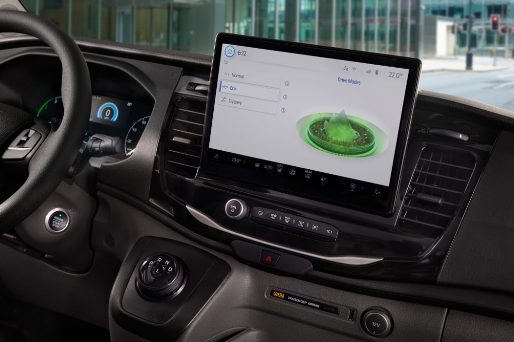 Painel de instrumentos de uma carrinha Ford E-Transit com um ecrã tátil que apresenta os modos de condução.