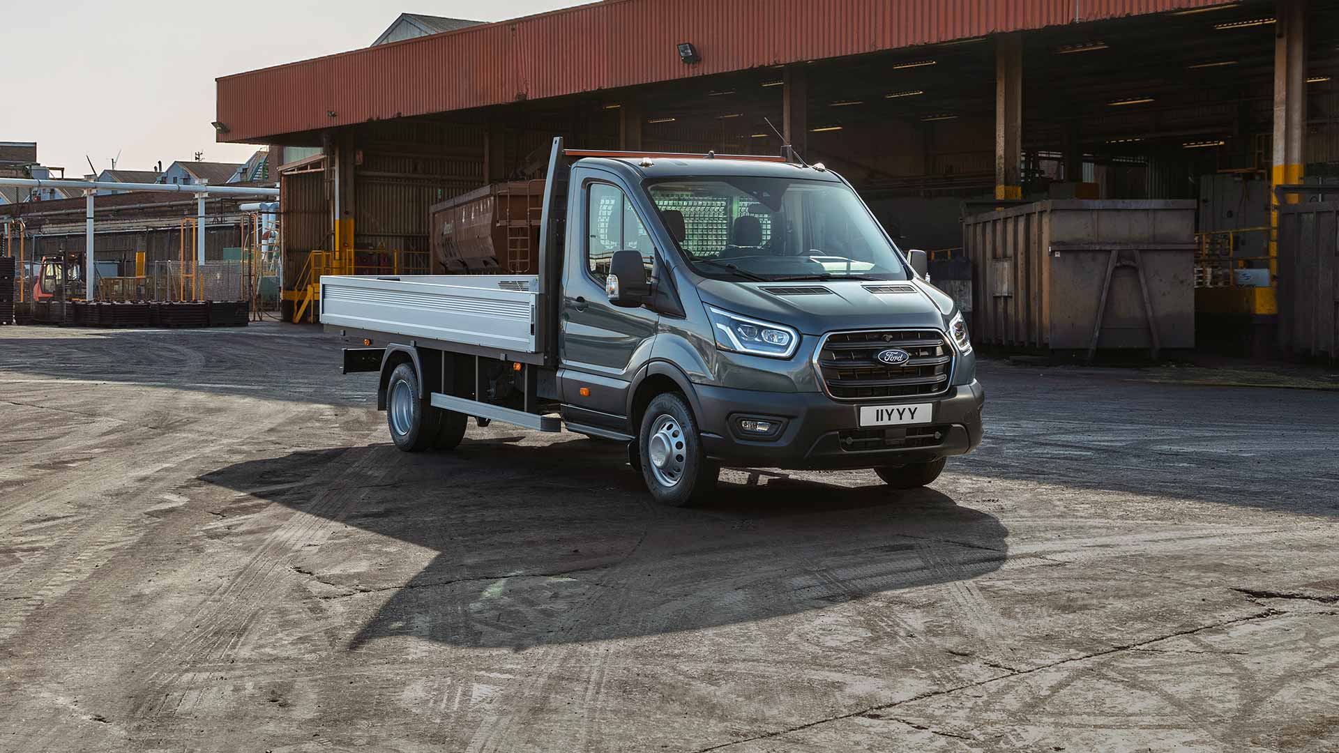 Ford Transit Chassis Cabina estacionada num parque industrial. 