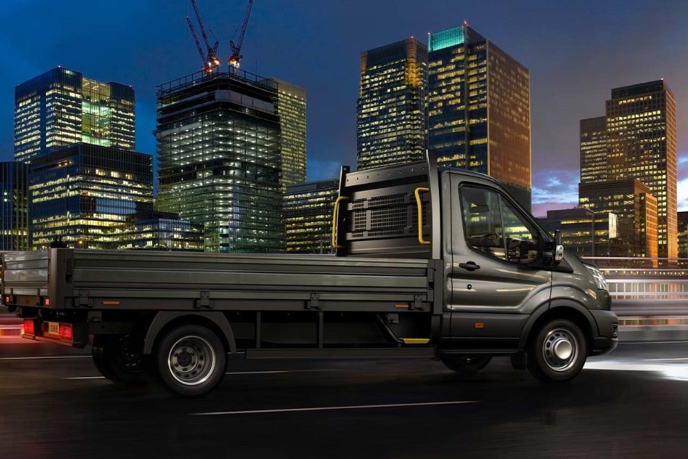Ford Transit Chassis Cabina a percorrer uma rua urbana à noite. 