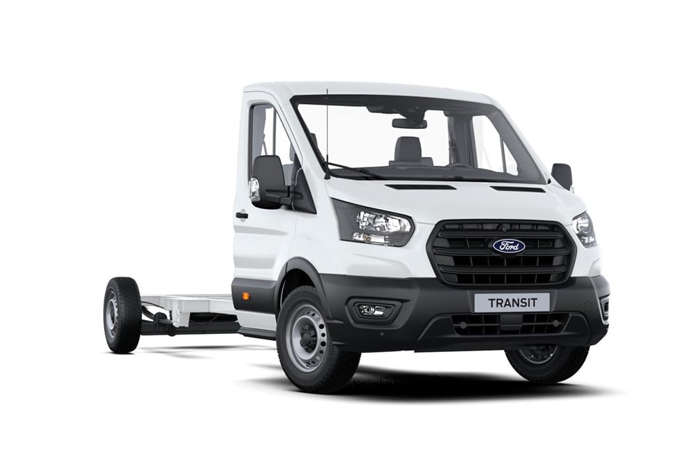 Carrinha Ford Transit Chassis Skeletal branca sobre fundo branco.