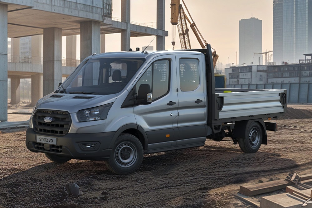 Ford Transit Chassis Cabina estacionada num parque industrial. 