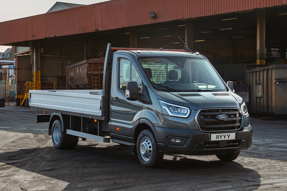 Ford Transit Chassis Cabina estacionada num parque industrial.