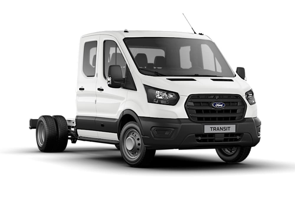 Carrinha Ford Transit Chassis Cabina Dupla Base branca sobre fundo branco.