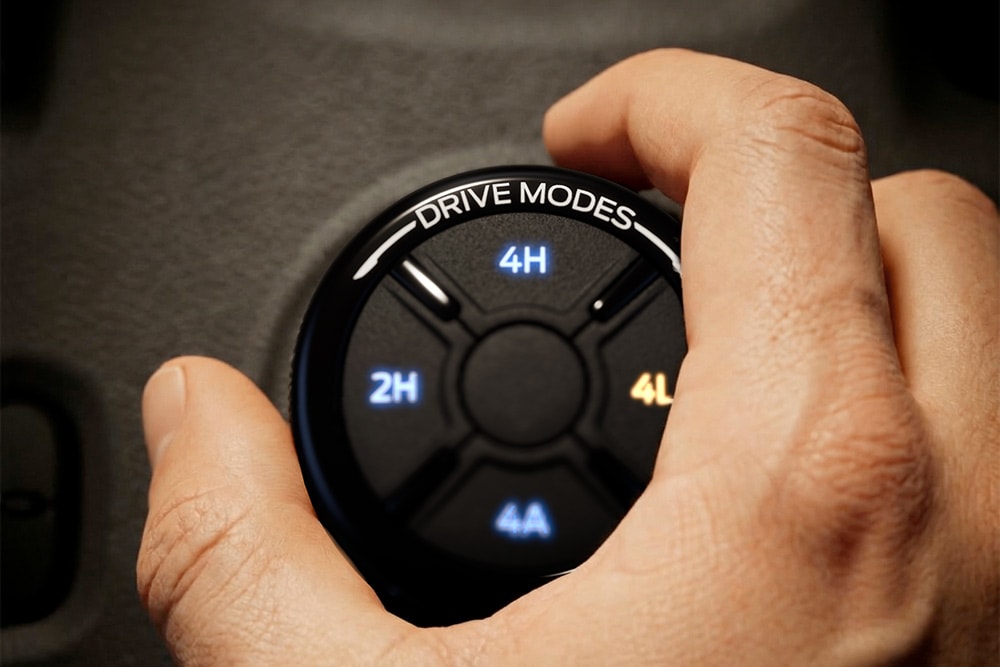 Uma pessoa seleciona um modo de condução no seletor da Ford Ranger.
