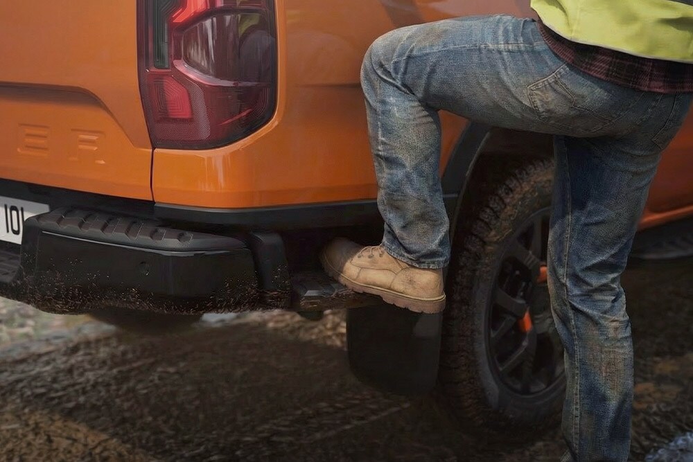 Trabalhador a subir para degrau traseiro integrado da Ford Ranger Wildtrak.