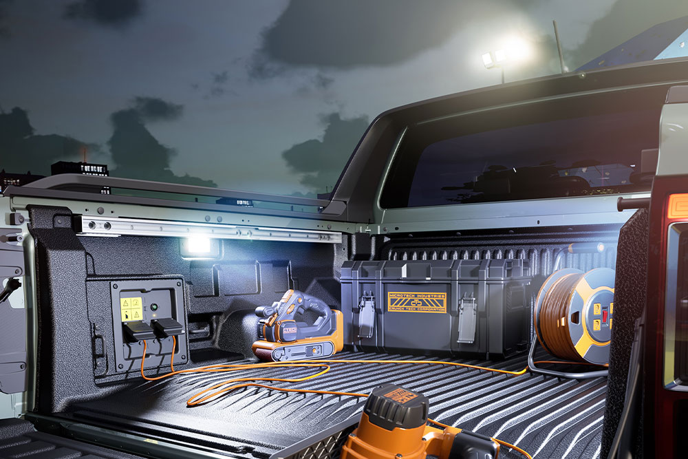 Grande plano de ferramentas elétricas e iluminação na plataforma de uma carrinha Ford Ranger PHEV com Pro Power OnBoard