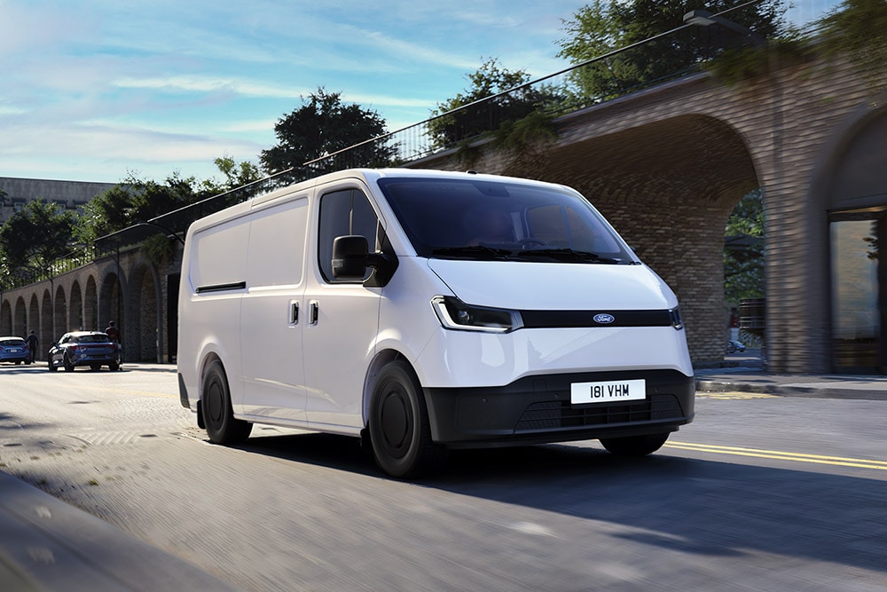 Van Ford Transit City® L1H1 branco a circular numa rua urbana.