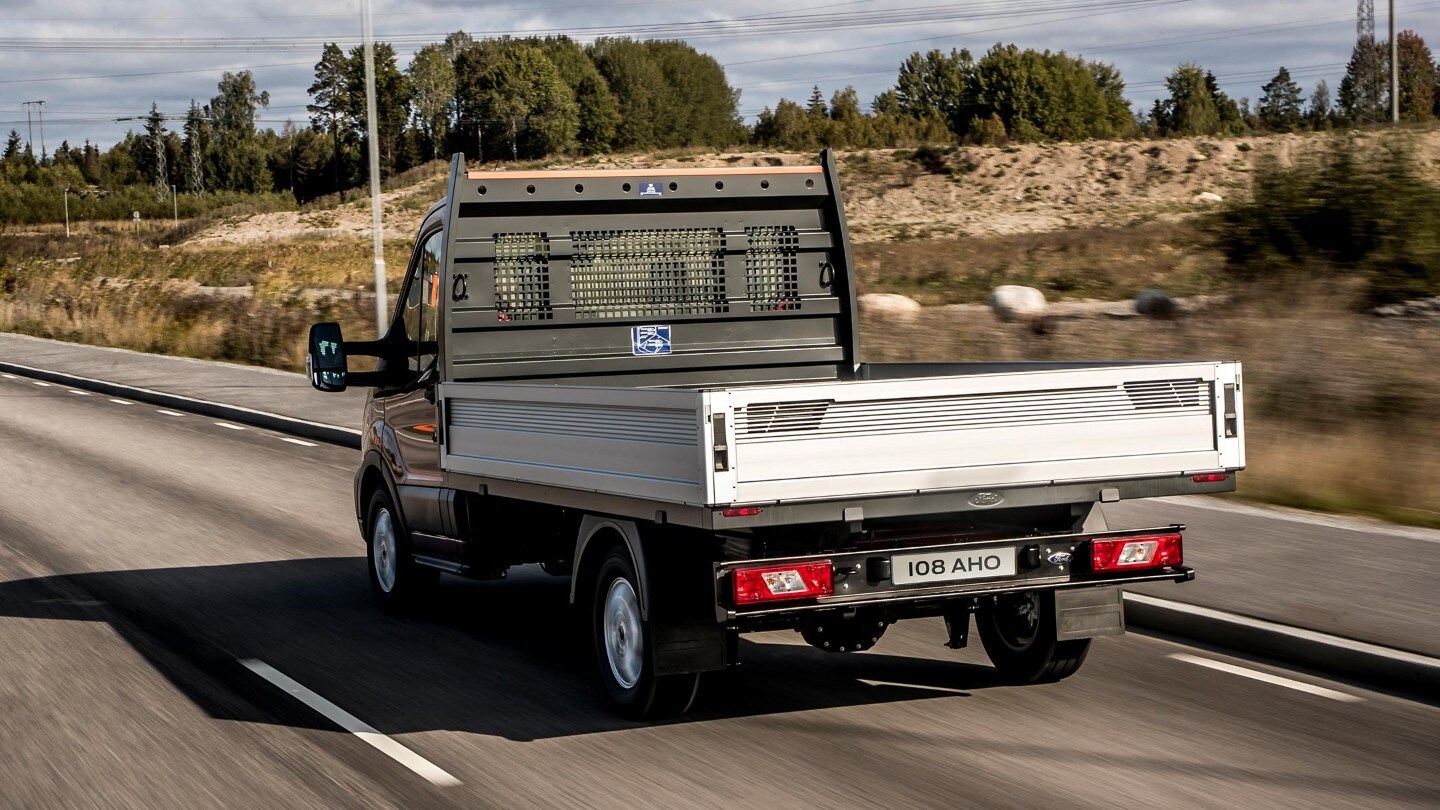 Vista Traseira da Transit Chassis Cabina