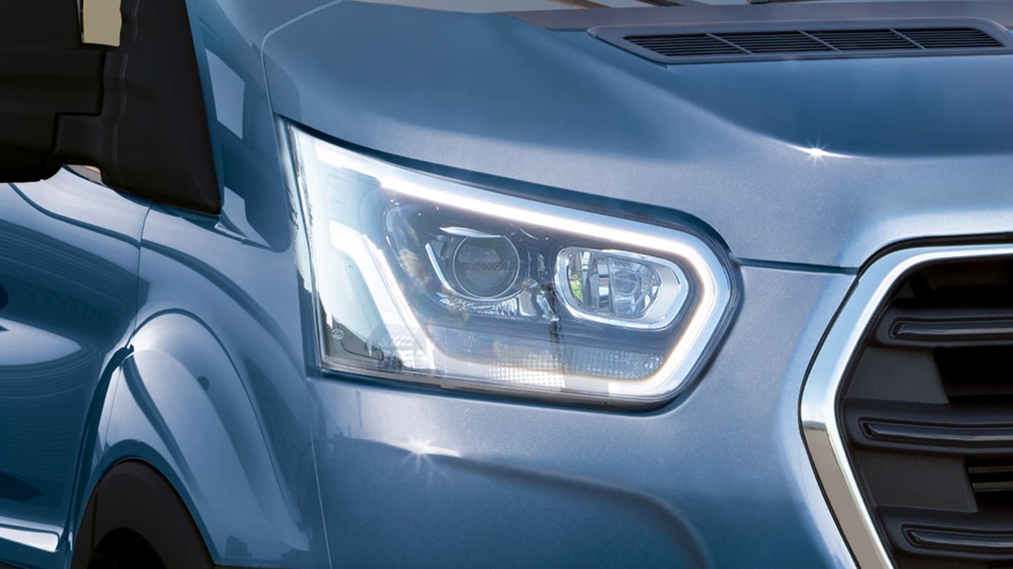 Detalhe das luzes LED do Ford Transit Chassis Cabina
