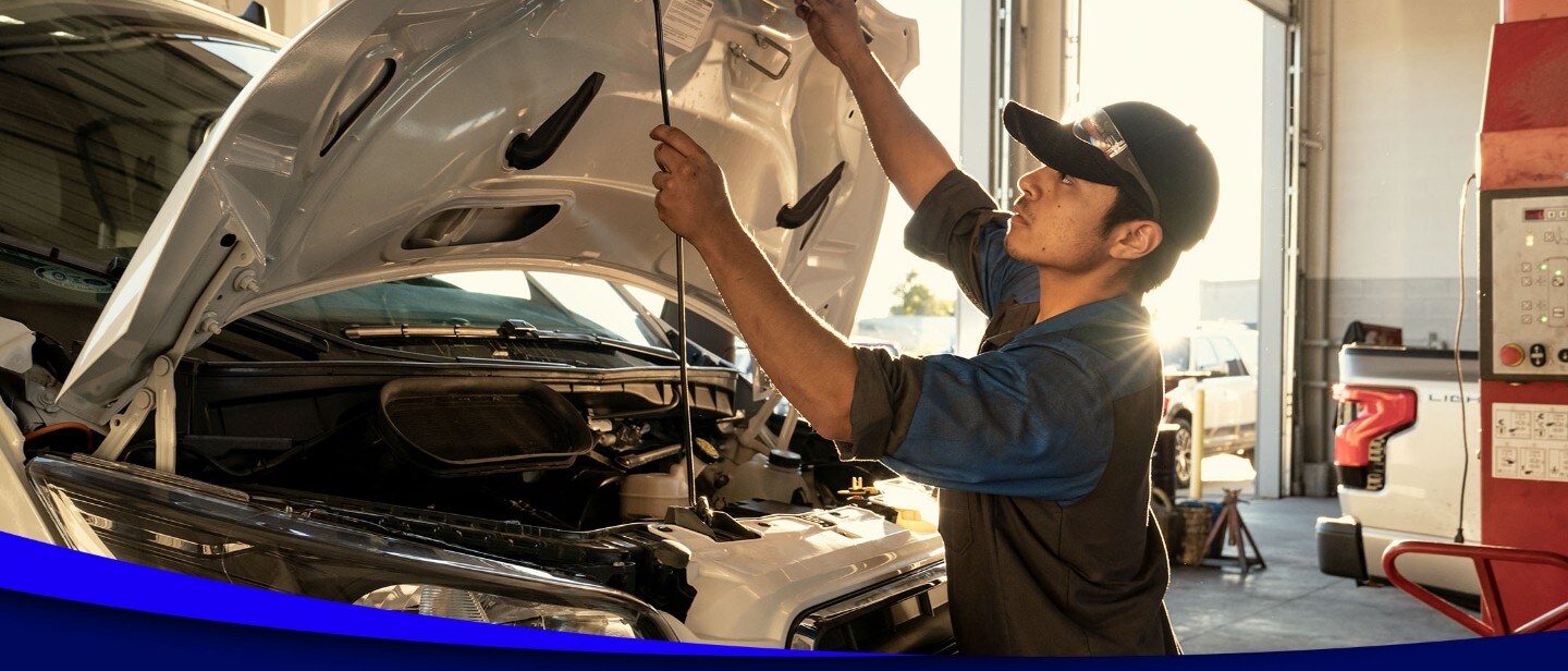 Mecânico a reparar um veículo Ford 