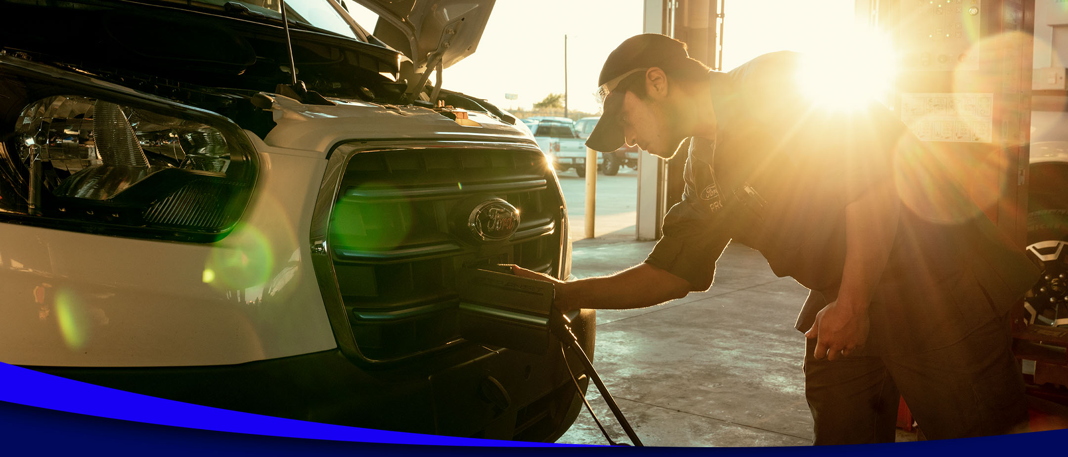 Mecânico a carregar uma carrinha elétrica