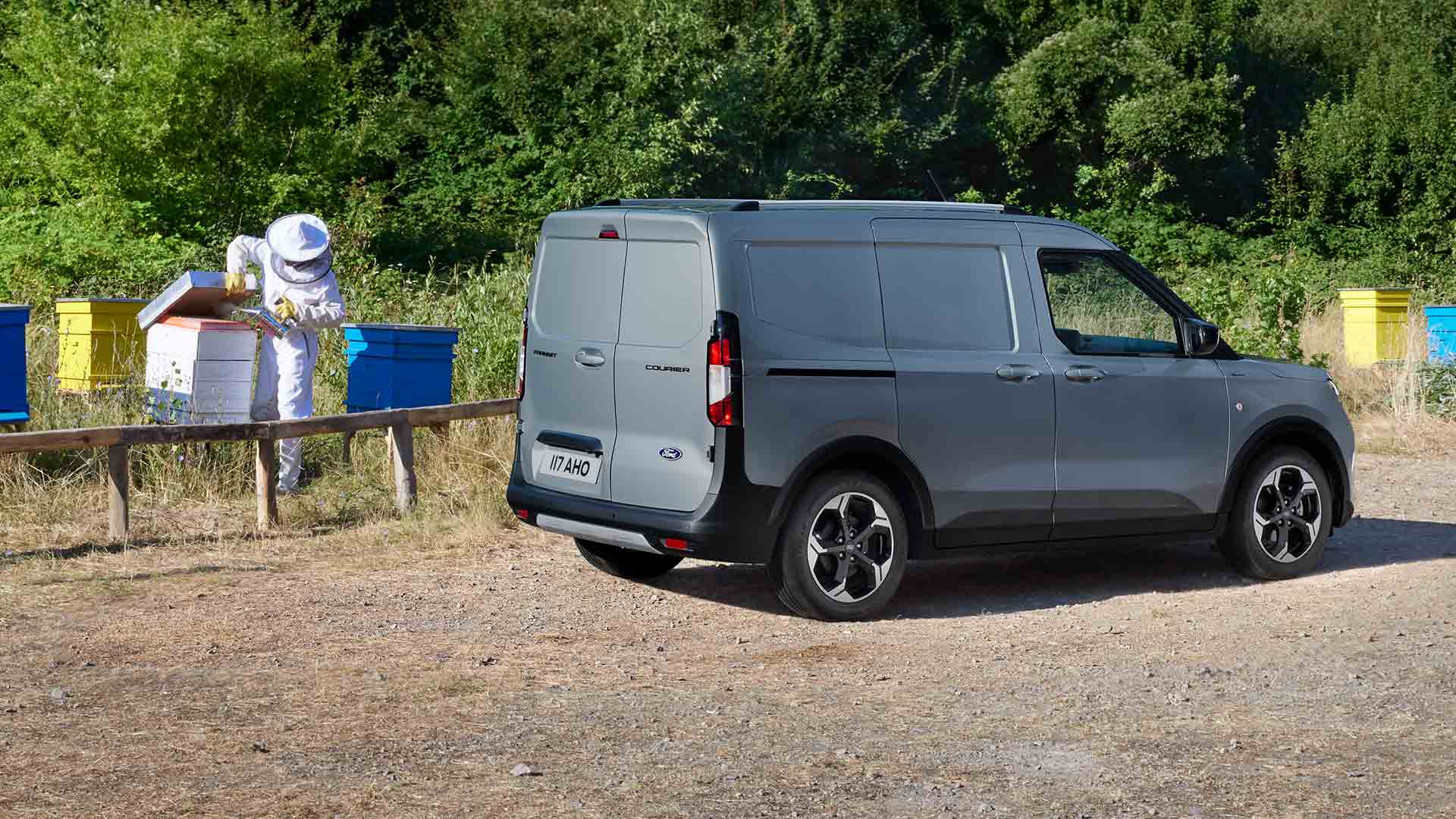 Apicultor a trabalhar ao lado de uma nova Ford Transit Courier