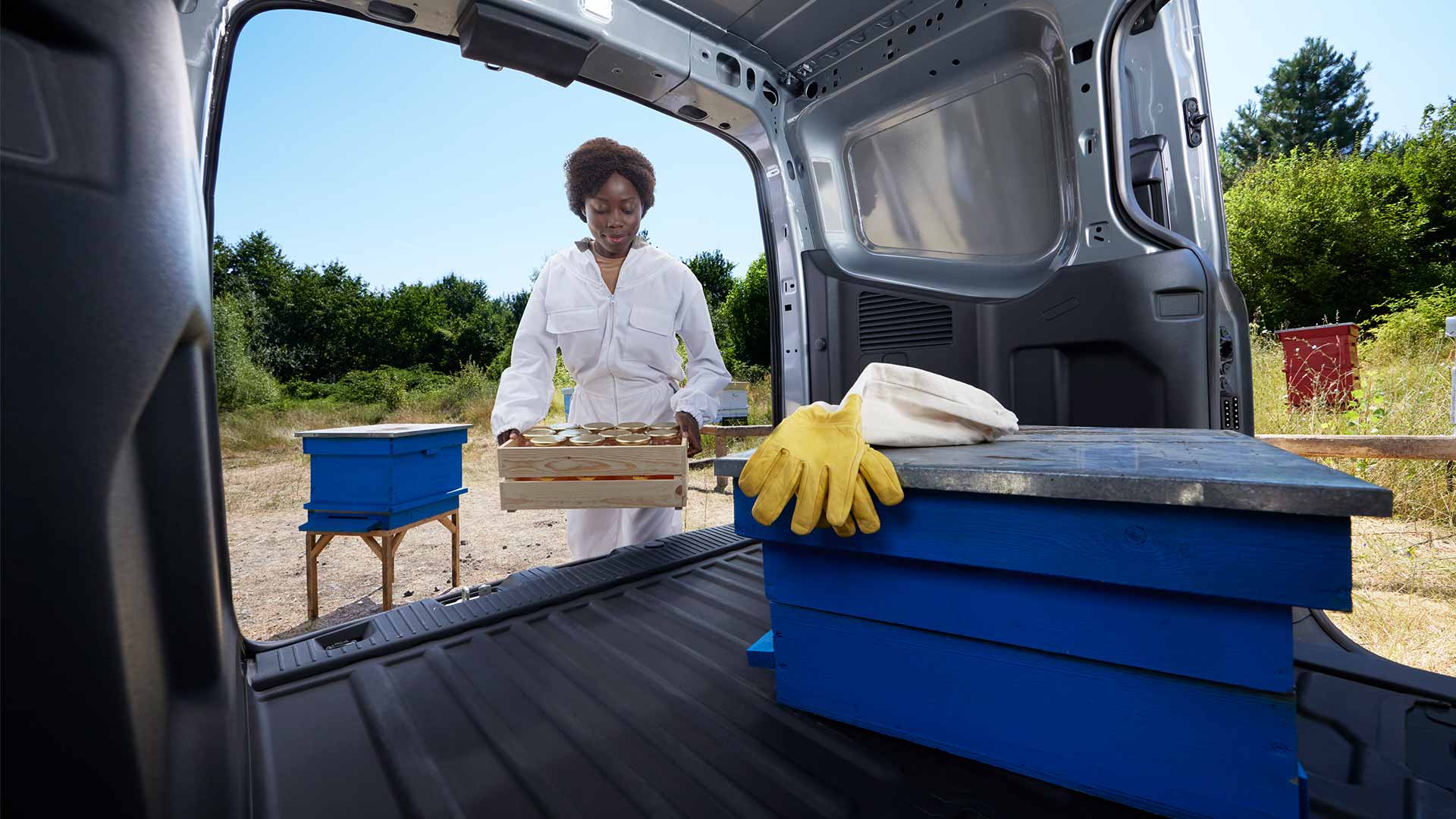 Apicultor carregando mel em uma Ford Transit Courier
