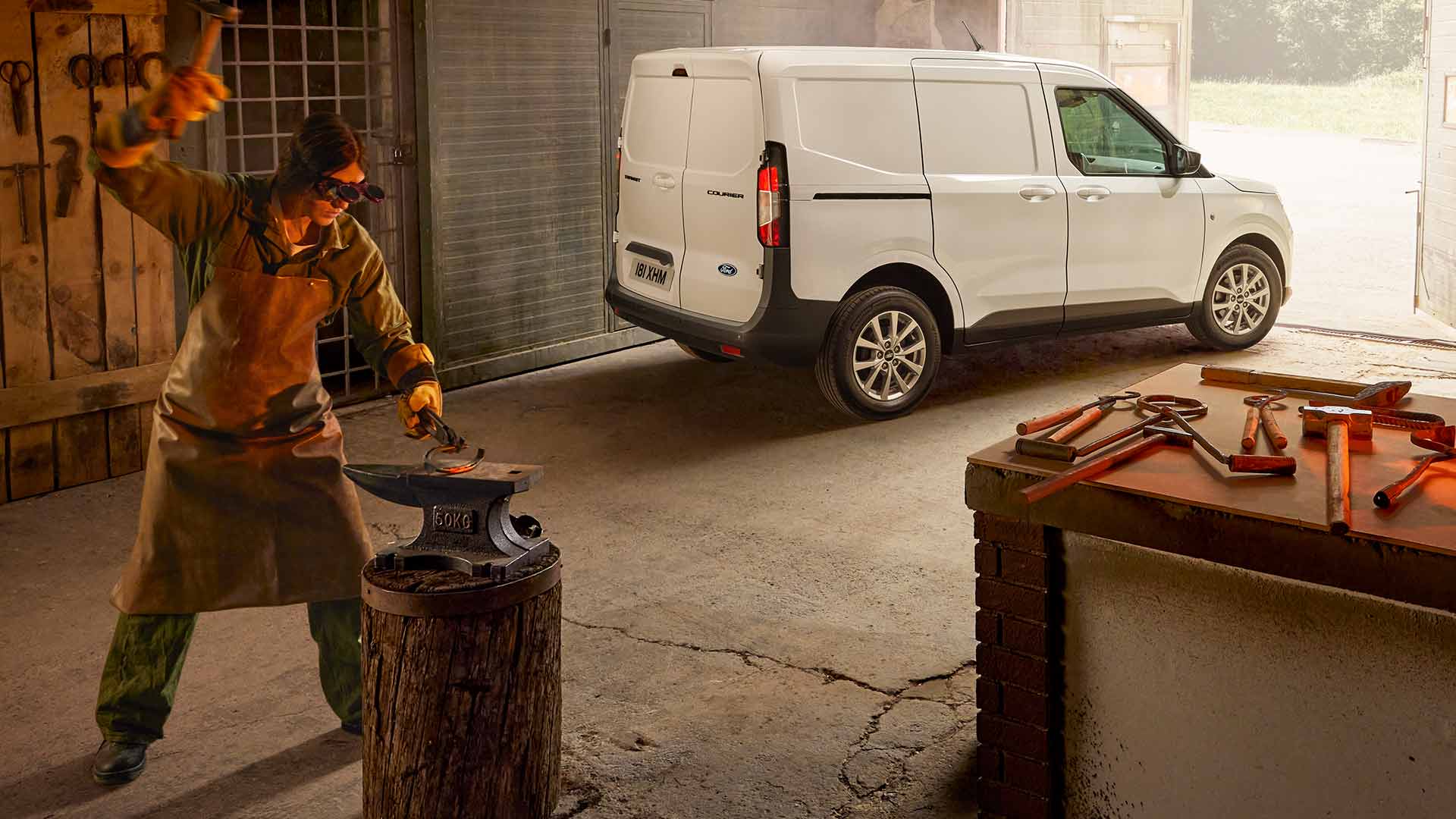 Negócio com Ford Transit na cor branca estacionado
