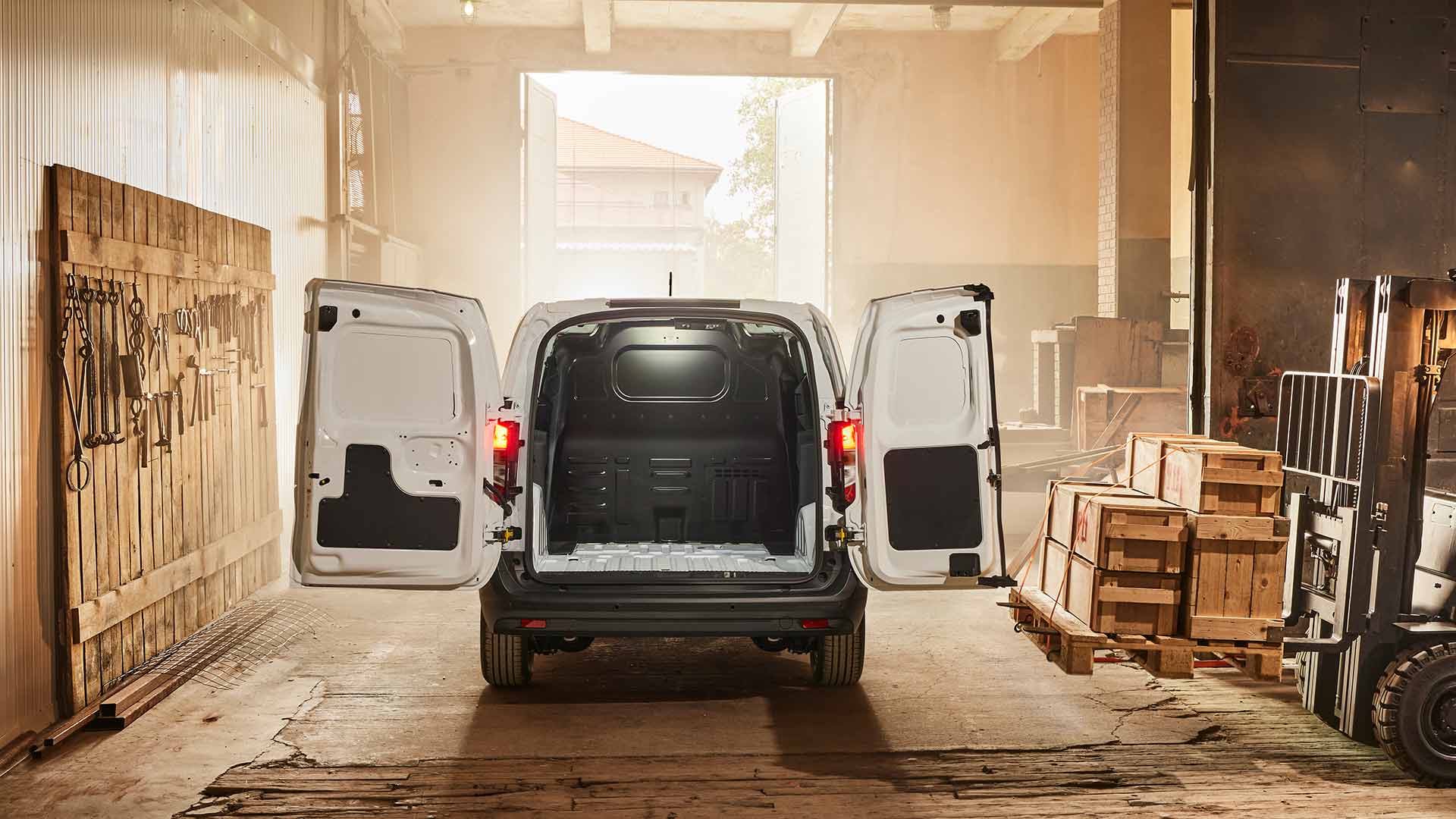 Espaço de carga Transit Courier com ambas as portas da bagageira abertas